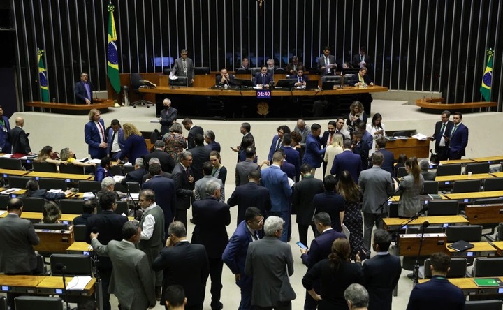 Câmara aprova PL que torna crime discriminar políticos